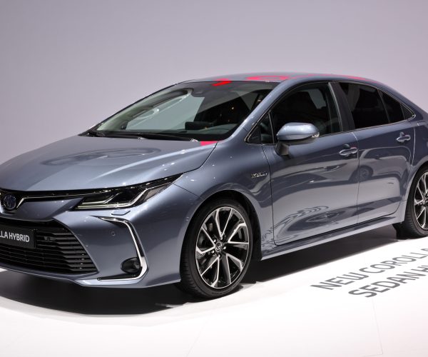Toyota_Corolla_Limousine_Hybrid_Genf_2019_1Y7A5576
